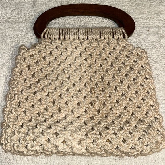 True Vintage Ivory Macrame Crocheted Handbag Purse Brown wooden Handle - Picture 2 of 8